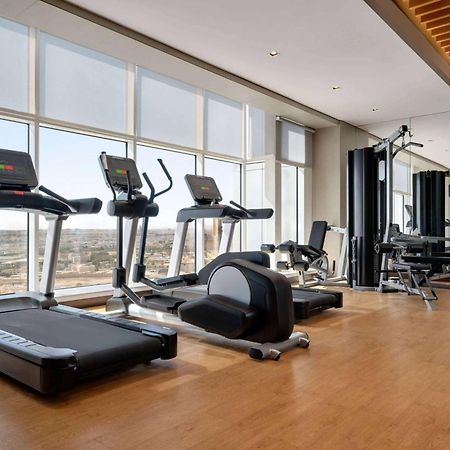 Ramada By Wyndham Riyadh King Fahd Road מראה חיצוני תמונה A gym at a hotel